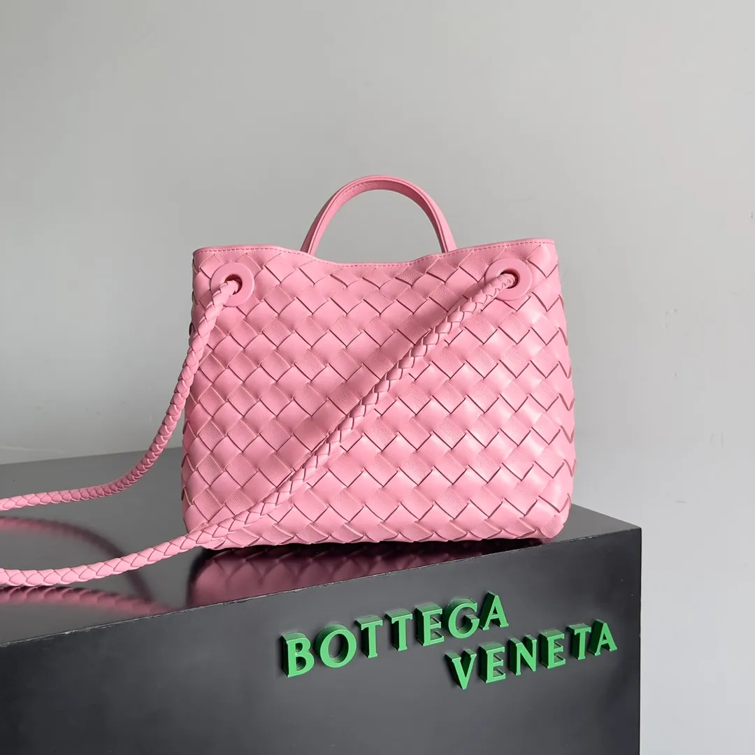 The 2023 new Andiamo batch of 1860 BV has been shipped‼ ️Really popular🔥The new Andiamo woven handbag launched by Bottega Veneta this season is really popular all over the world! ! Celebrities at home and abroad have worn it, and Oscar-winning actress Michelle Yeoh has taken it out on the street. Song Jia, Trai Yara, Yu Feihong, Sanji Ayaka, Rosie Hunting-Whiteley, Yoshioka Riho, etc. have all picked up this bag. It is classic and versatile, showing off its temperament, and the bag capacity is also large, which is very convenient for daily commuting! ! A variety of carrying methods, the shoulder straps can be adjusted by yourself, the original lambskin feels soft and delicate, and the neutral style is made to break gender boundaries and bring a more practical and longer-lasting use experience. Andiamo, which has both elegant and casual styles, perfectly interprets the true appearance of "fashionable old money style". Style number: 743568 Size: 25*22*10.5cm